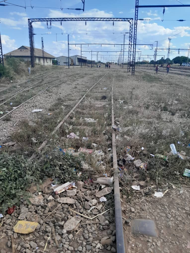 JoanaMamombe's tweet photo. Kadoma railway line, years of misgovernment and corruption has left infrastructure dilapidated. 
Rail transport is an important factor in economic development.
Infrastructure development and transformation is top of our agenda as #CCC .

#RegisterToVoteCCC 
#NHM. https://t.co/B3oE5ZWyQs