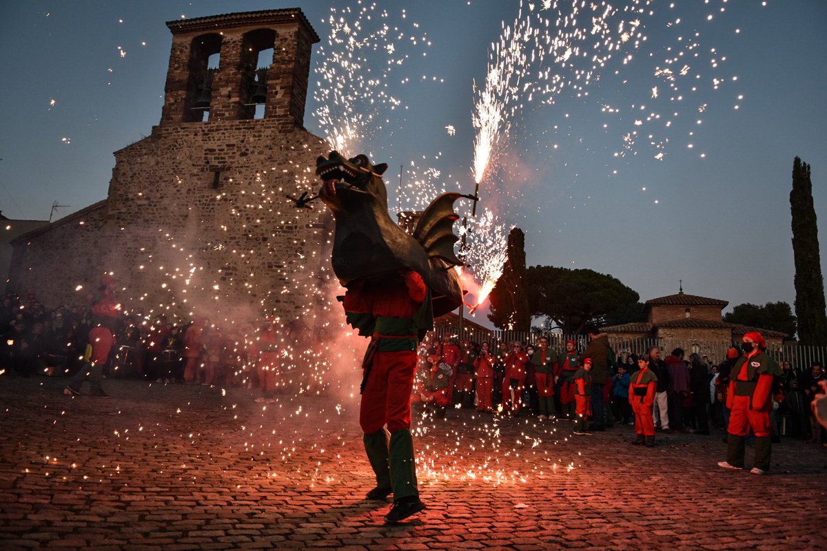 ArnauAlcalDuran's tweet photo. Avui fa 25 anys que el Drac Infantil de Terrassa, una de les figures més estimades del seguici pels més menuts i menudes, va fer les seves primeres ballades pel centre de la ciutat! @Drac_Terrassa 

📸 Fotografia Arnau Alcalà Duran.

#Terrassa #SantJordi2023 #SantJordi https://t.co/eKl87LyPRC