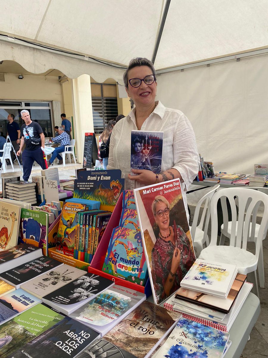 _lasonambula's tweet photo. Aún no te han regalado la 🌹 ni has comprado un #libro? Feliz día de #SanJordi2023 en #Elche 📚📚📚 #lasonambula #escritora #mujer #literatura #novela #cultura #trilogia #GretaysusMundos #mujer #comparteelche https://t.co/5Vg66noIDO