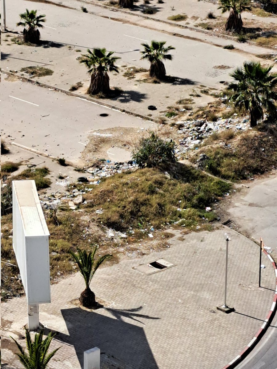 Alcanabal's tweet image. Encore une belle image pour la Tunisie, au Lac2 des déchets abandonnées à la vue des touristes dans un des quartiers les plus fréquenté à proximité de Carthage et du port de la Goulette, on n'a pas 2 fois l'occasion de faire une première bonne impression...
#Tunisie #lac2