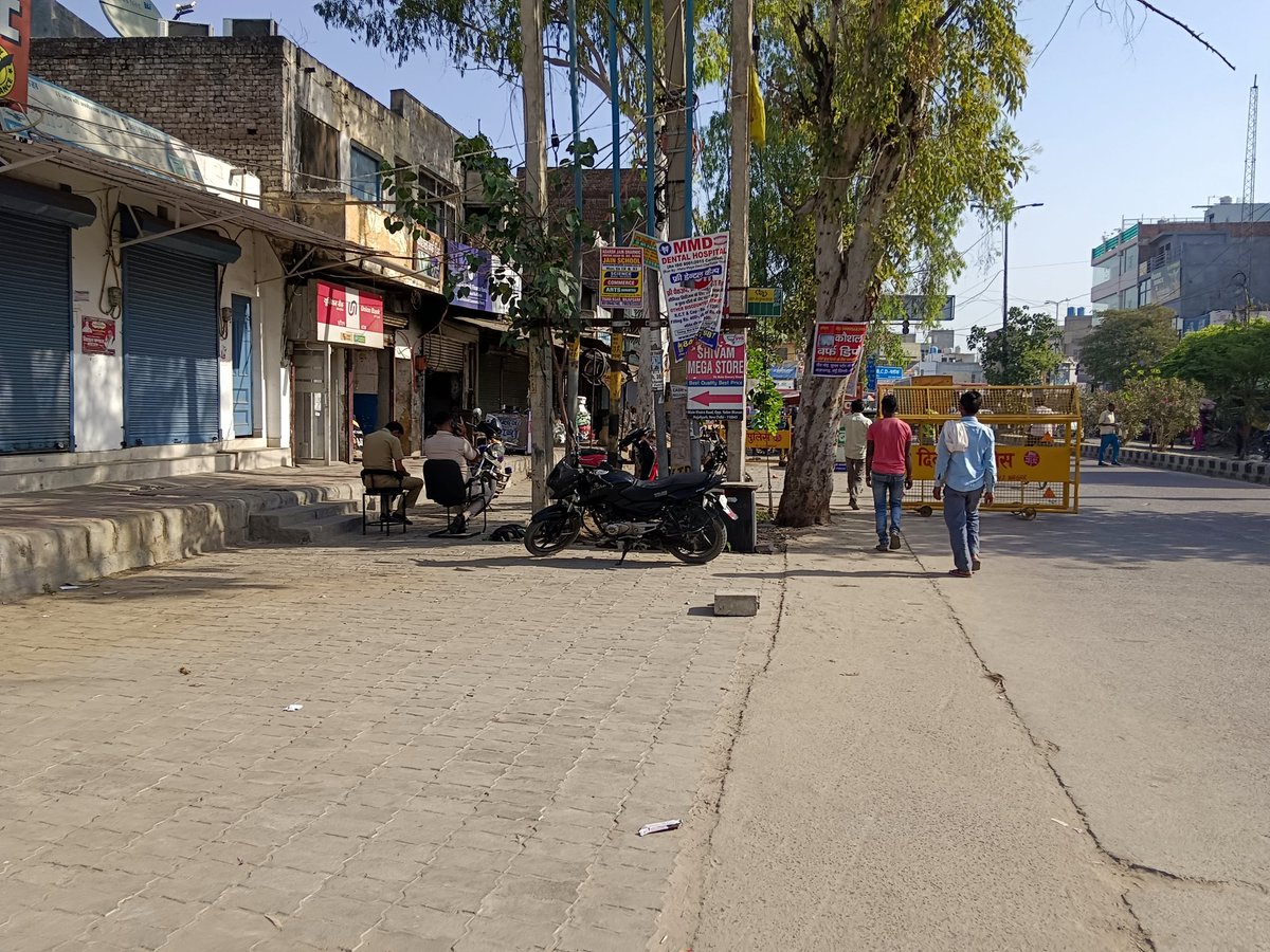 ModijiModiji's tweet photo. हाई कोर्ट के ओर DCP द्वारका के आदेश गए तेल लेने। बैरिकेडिंग बिना पुलिस रोड़ पर खड़ी थी और खड़ी है @CPDelhi @cp_delhi @LtGovDelhi @DelhiPolice खैरा मोड़ नजाफगढ़ https://t.co/69B0l8QCtM