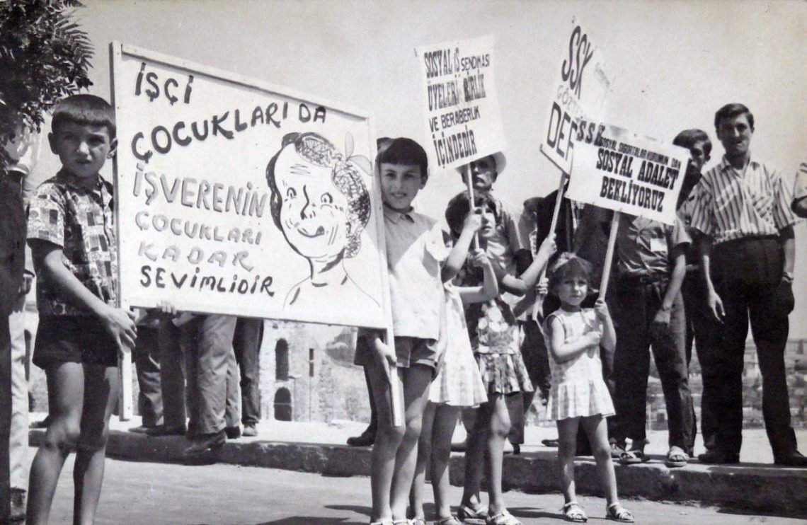Egemenliğin saraydan alınmasının 103. yıldönümünde, kurtuluşu ve kuruluşu yaratanlara selam olsun.

Çocukların öldürülmeden, sömürülmeden, korkusuzca ve sağlıklı yaşayacağı, kimsesizlerin kimsesi olacak yeni bir Cumhuriyet'in umuduyla #23NisanKutluOlsun
#23Nisan