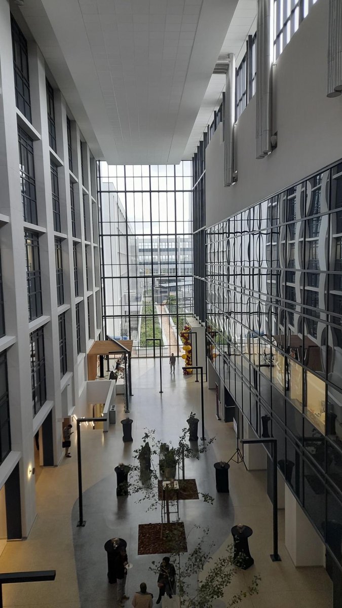 CoetzerKimberly's tweet photo. So lucky to be able to spend most of my waking hours at the new #bmri at @SUhealthsci (photos courtesy of @VicusVd). An amazing place for groundbreaking science! https://t.co/6pWQM3ziyJ