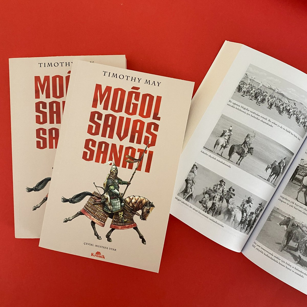 MustafaUyarDTCF's tweet photo. "Moğollarla ilgili bir başka yaygın gözlem de askerî manevralarının, genellikle battue olarak adlandırılan bir toplu av olan nerge uygulamasına dayandığıdır. Bu, Moğolların birkaç mil boyunca yayılıp bir daire oluşturmasını havi idi. Bu çember, içindeki tüm hayvanlar, insanlardan ve atlardan oluşan bir çemberin içine hapsolana kadar yavaş yavaş daraltılırdı. Han birkaç hayvanı öldürdükten sonra diğerleri de ava katılırdı. Bazı hayvanların kaçmasına izin verilirdi. Bu büyüklükte bir av, doğal olarak çemberi korumak ve han izin verinceye kadar hayvanların kaçmasını önlemek için mükemmel bir iletişimi ve disiplini gerektiriyordu."

T. May,Moğol Savaş Sanatı, s. 86.

@KronikKitap @Prof_TimothyMay