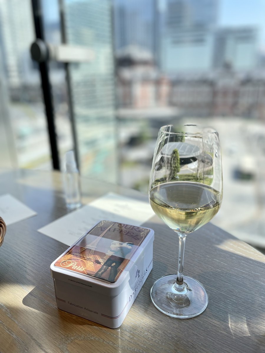 tomoco_san's tweet image. 超久々の再会はメゾンバルサックで❣ NYCとフランス帰りの三井財閥の方がセレクトくださった🍴🇫🇷 リピートしたい😍お互いのオフィスのある八重洲からも有楽町からも徒歩10分。窓際席から見下ろすと袴姿がたくさんの卒業シーズン🌸心地よい時間💕感謝
#barsac #maisonbarsac #丸の内 #東京駅
2023.3.15
