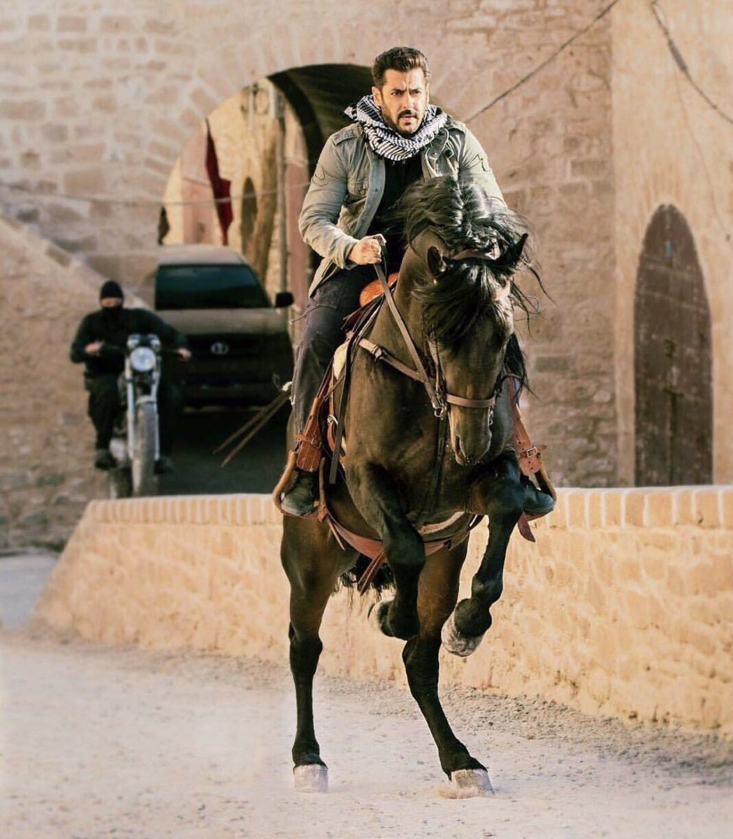 TheTanaySuriya's tweet photo. The Brand Megastar Day 2 >>Day 1💥💥

#SalmanKhan's #KisiKaBhaiKisiKiJaan despite negative reviews film collected ₹42CRs NBOC in its first 2 days &amp; Registering house fills today too👌

All hyped for #Tiger3 Openings 🙌

@Freak4Salman @SKFilmsOfficial @SalmaniacNav #ShehnaazGill https://t.co/qdFO5OwXfx
