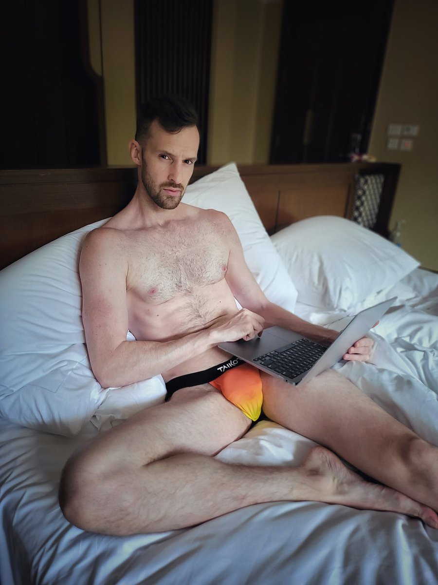 taikorasghost's tweet photo. sending nudes to your bf on msn messenger https://t.co/ek3E3W3w9R
