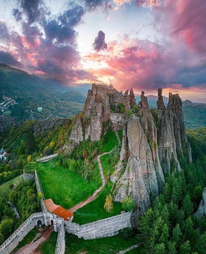 Sari_Friends1's tweet photo. ❃❃❃ MARVELOUS SUNDAY 💚
Bulgaria 💞🇧🇬💞
#naturelovers #nature #NatureBeauty https://t.co/DR1Zu4v6kF