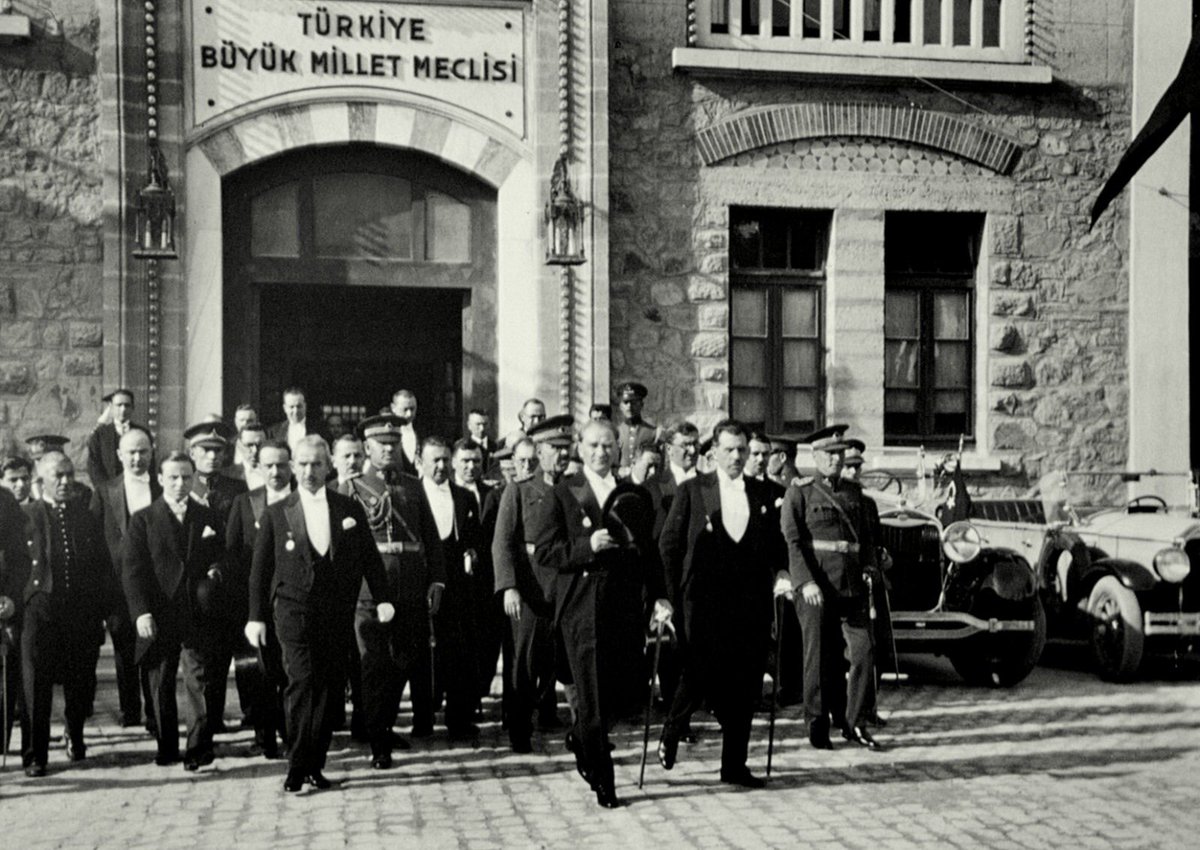 DipDalgaHareket's tweet photo. "Millî egemenlik öyle bir nurdur ki, onun karşısında zincirler erir, taç ve tahtlar yanar, yok olur. Milletlerin esareti üzerine kurulmuş müesseseler her tarafta yıkılmaya mahkûmdurlar."

23 Nisan Ulusal Egemenlik ve Çocuk Bayramı Kutlu Olsun! https://t.co/7R4t2V5y4W