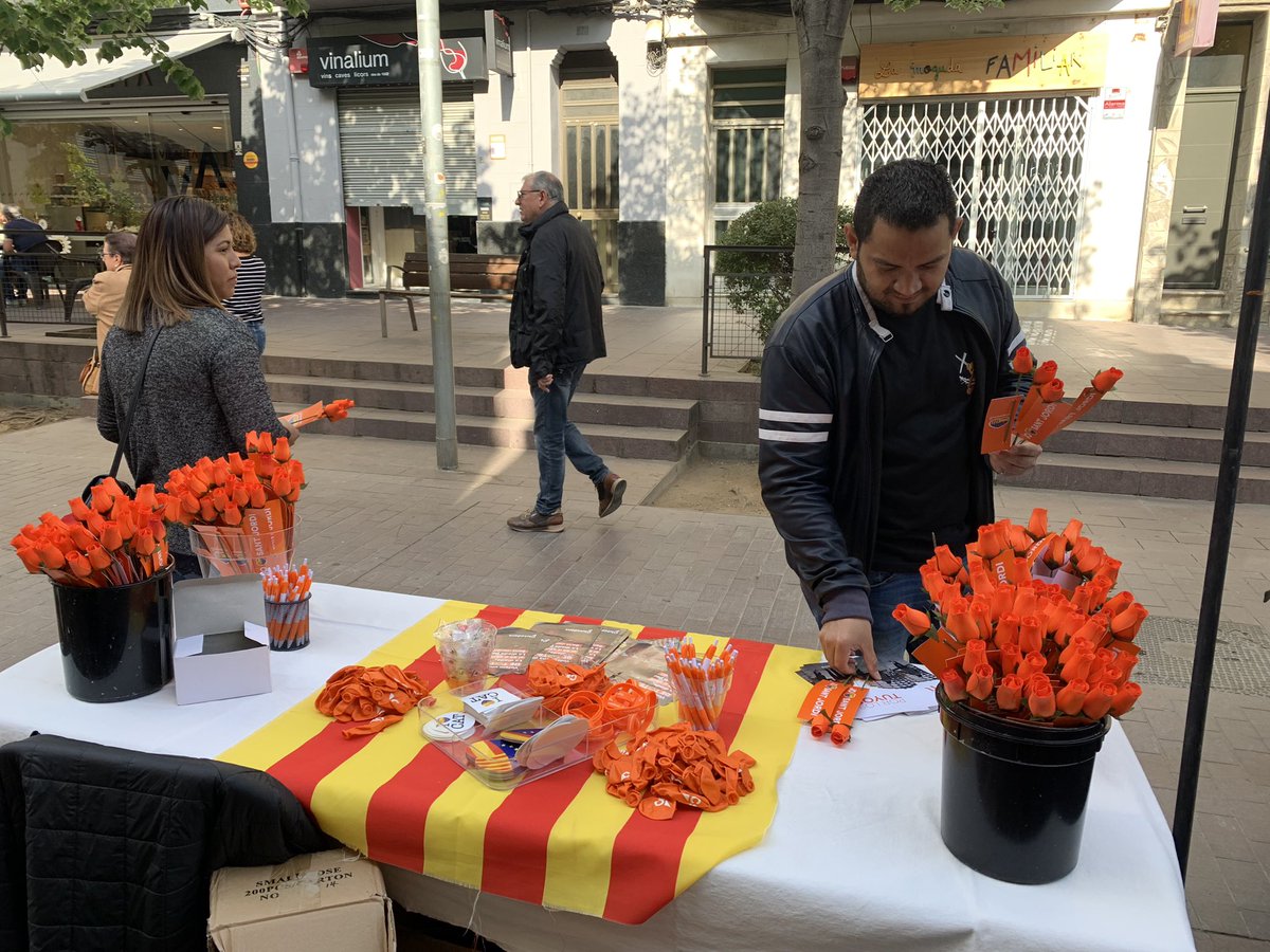 CsMontcada's tweet photo. Magnífica mañana en la carpa de Sant Jordi regalando nuestras tradicionales rosas. Feliz Diada de Sant Jordi 🌹#SantJordi2023 #Municipales2023   #ContamosContigo #PorLosTuyos https://t.co/plHzkSAxnk