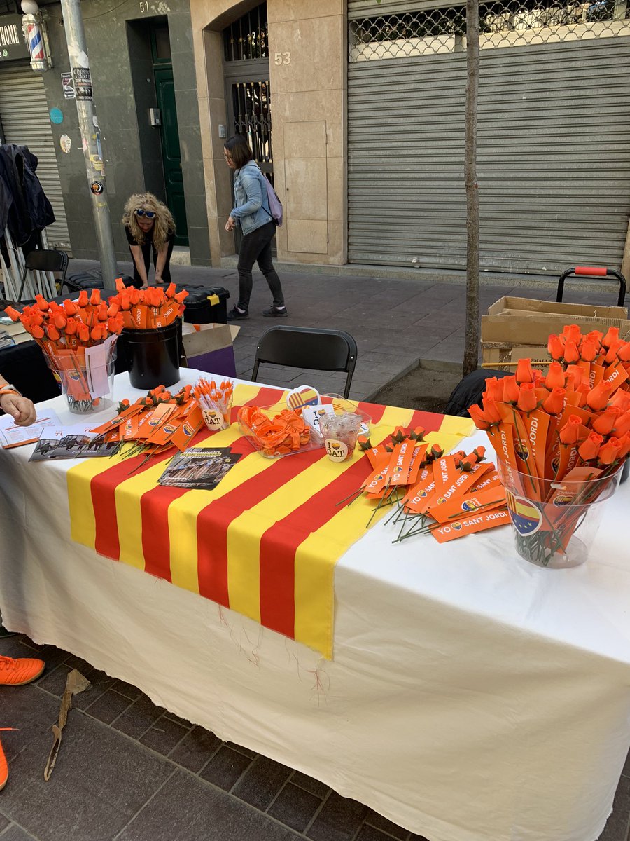 CsMontcada's tweet photo. Magnífica mañana en la carpa de Sant Jordi regalando nuestras tradicionales rosas. Feliz Diada de Sant Jordi 🌹#SantJordi2023 #Municipales2023   #ContamosContigo #PorLosTuyos https://t.co/plHzkSAxnk