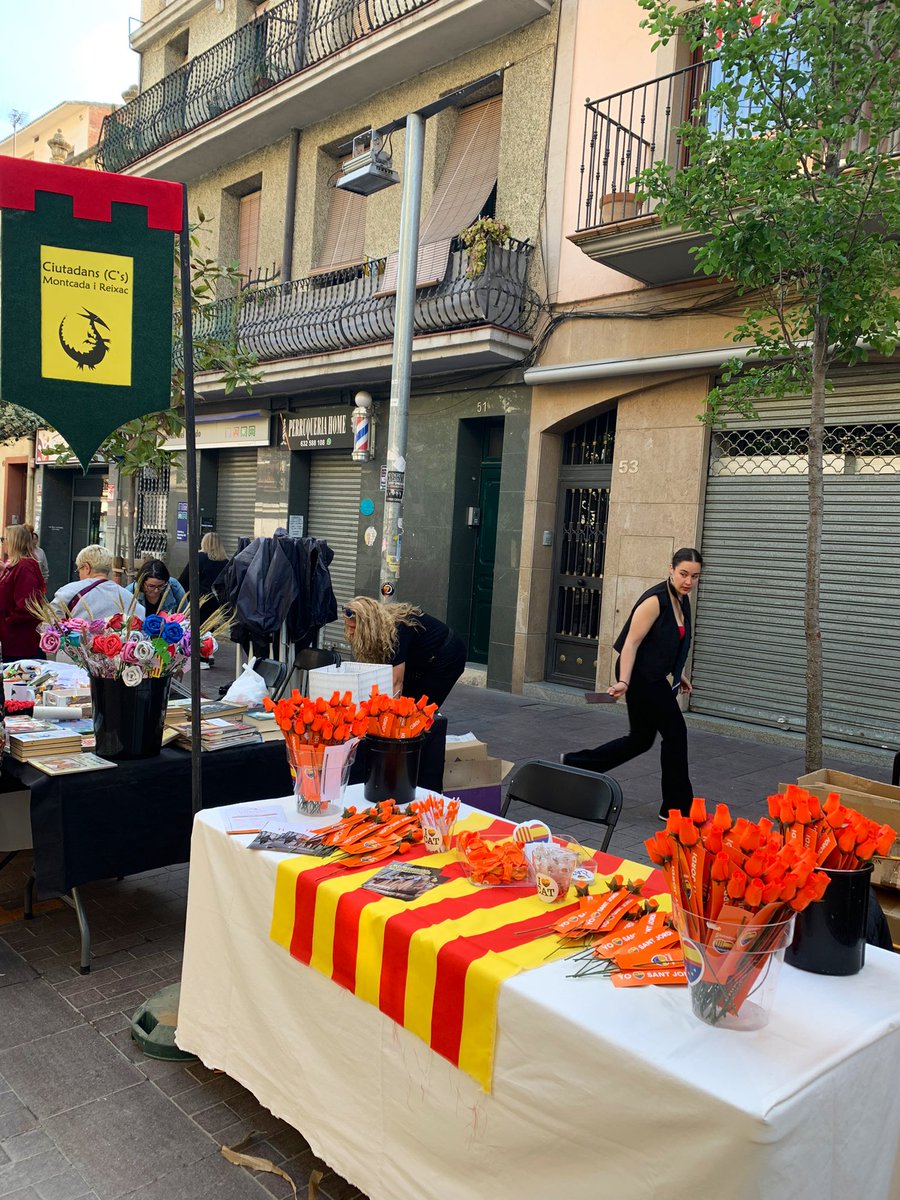 CsMontcada's tweet photo. Magnífica mañana en la carpa de Sant Jordi regalando nuestras tradicionales rosas. Feliz Diada de Sant Jordi 🌹#SantJordi2023 #Municipales2023   #ContamosContigo #PorLosTuyos https://t.co/plHzkSAxnk