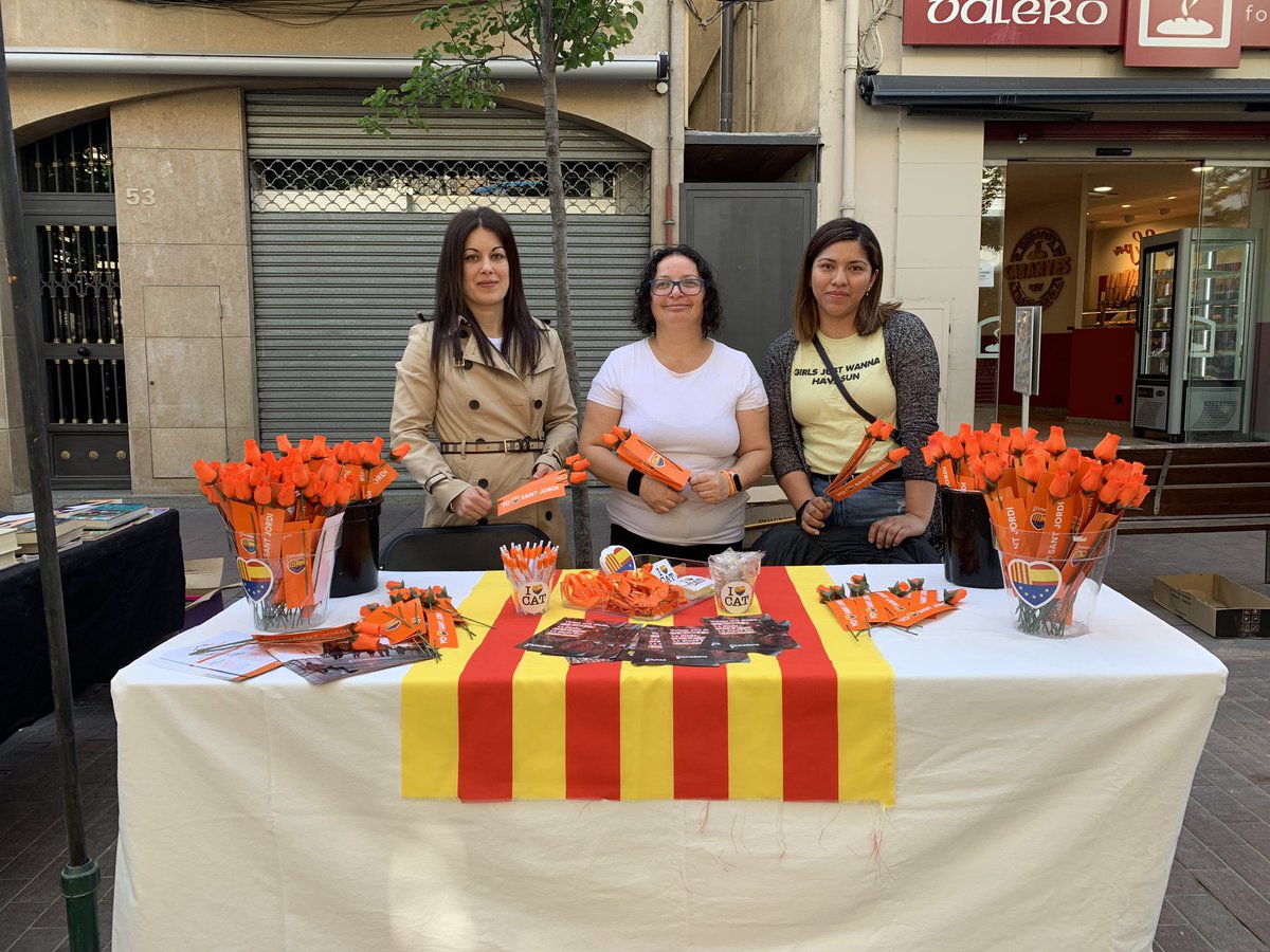 CsMontcada's tweet photo. Magnífica mañana en la carpa de Sant Jordi regalando nuestras tradicionales rosas. Feliz Diada de Sant Jordi 🌹#SantJordi2023 #Municipales2023   #ContamosContigo #PorLosTuyos https://t.co/plHzkSAxnk