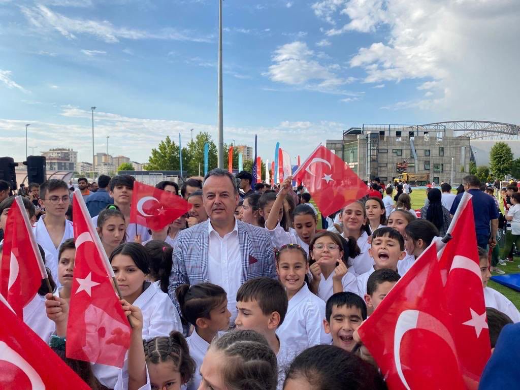 Türkiye Büyük Millet Meclisinin açılışının 103. yılını ve Gazi Mustafa Kemal Atatürk tarafından geleceğimizin teminatı olan çocuklarımıza armağan edilen 23 Nisan Ulusal Egemenlik ve Çocuk Bayramını en içten duygularımla kutluyorum.
