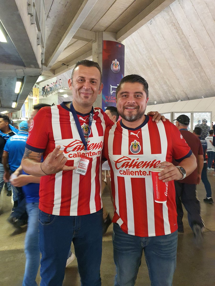 Amigo que gusto saludarte y mas gusto imaginar que asi de contento saliste terminando el partido.
En definitiva que eres un Chiva Recalcitrante!!! 
<a href="/vargas_wero/">Wero Vargas</a>