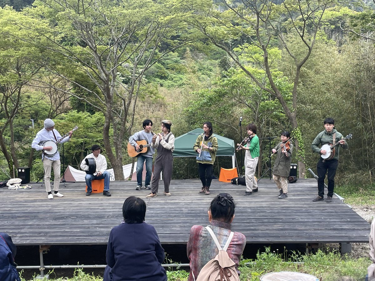 ozoktoyota's tweet photo. 千葉県南房総市は南総学舎で開催された南学祭というフェスティバルに出演させて頂きました！

午後の部はケルト系のバンドが4つも！

遊びに来て下さったダンサーさん達の飛び入りもあり、ステージ後もまだまだ場所を移してセッションが続く程の熱狂ぶり！
一日中この世の楽園でした！ https://t.co/5Dt9u33Nnv