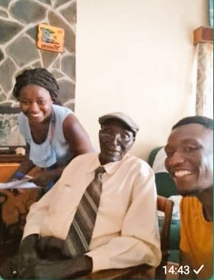Lamhla amalunga ethu uMzaca ozikhomb'amaNguni lo Siphithiphithi, bethekelele ubaba Nyamambi ukuyoncela ulwazi kanye lembali yakithi singaMaNdebele. Ubaba Nyamambi ungomunye wabasunguli be Mvuselelo Yolimi Lamasiko EsiNdebele. Bayidlalile eyabo indima ekulondolozeni ulimi lamasiko