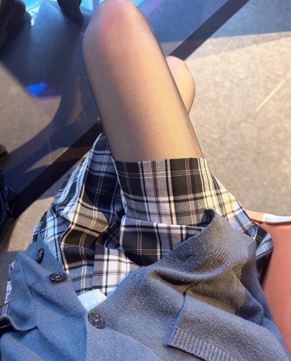 damowangaaaaa's tweet photo. 不愧是黑丝加JK，连我这种屌丝都穿的这么好看 #JK #女大学生 #黑丝 https://t.co/KJtxDKAu61