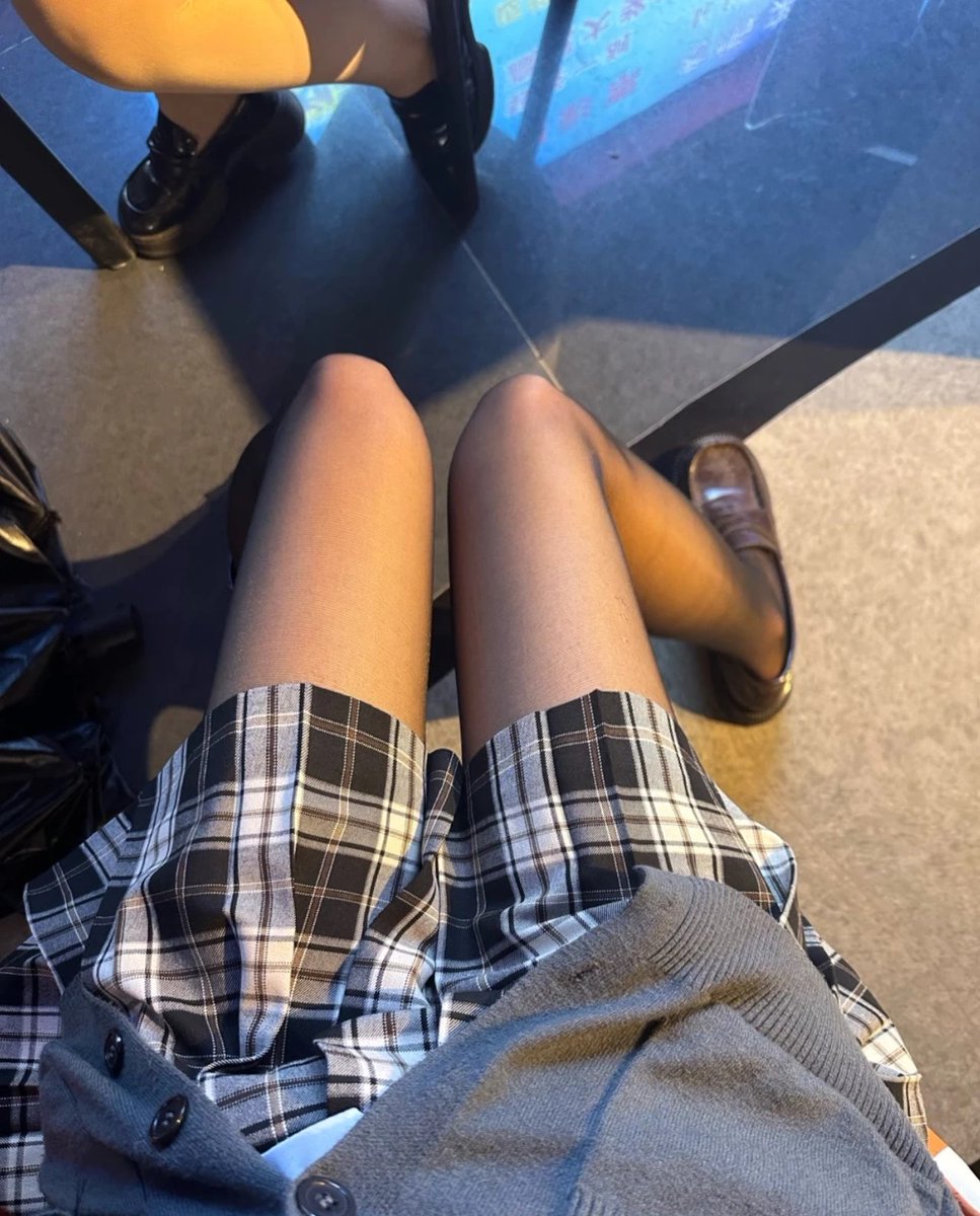 damowangaaaaa's tweet photo. 不愧是黑丝加JK，连我这种屌丝都穿的这么好看 #JK #女大学生 #黑丝 https://t.co/KJtxDKAu61