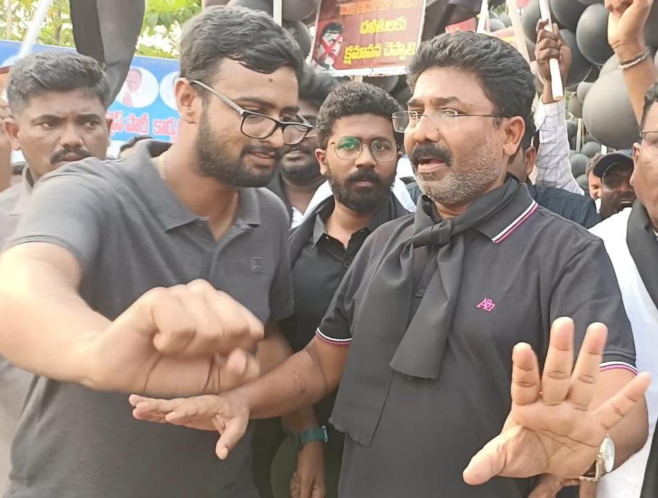 Ravindrapodili's tweet photo. మంత్రి గారికి డైరెక్షన్ ఇస్తుంది ఎవరూ..
ఆయనకు మార్గదర్శకాలు ఎవరిచ్చారు..
డౌటనిమానం.
#ipac #palace #cement #dalitcard
@JaiTDP @geetha_happy2 @iTDP_Official @anamramana @ncbn @naralokesh @yuvagalam @mbtvtelugu @Venu4TDP @RamMNK @GORANTLA_BC @iamkandula @vkjourno https://t.co/1ZGyaKBFNZ