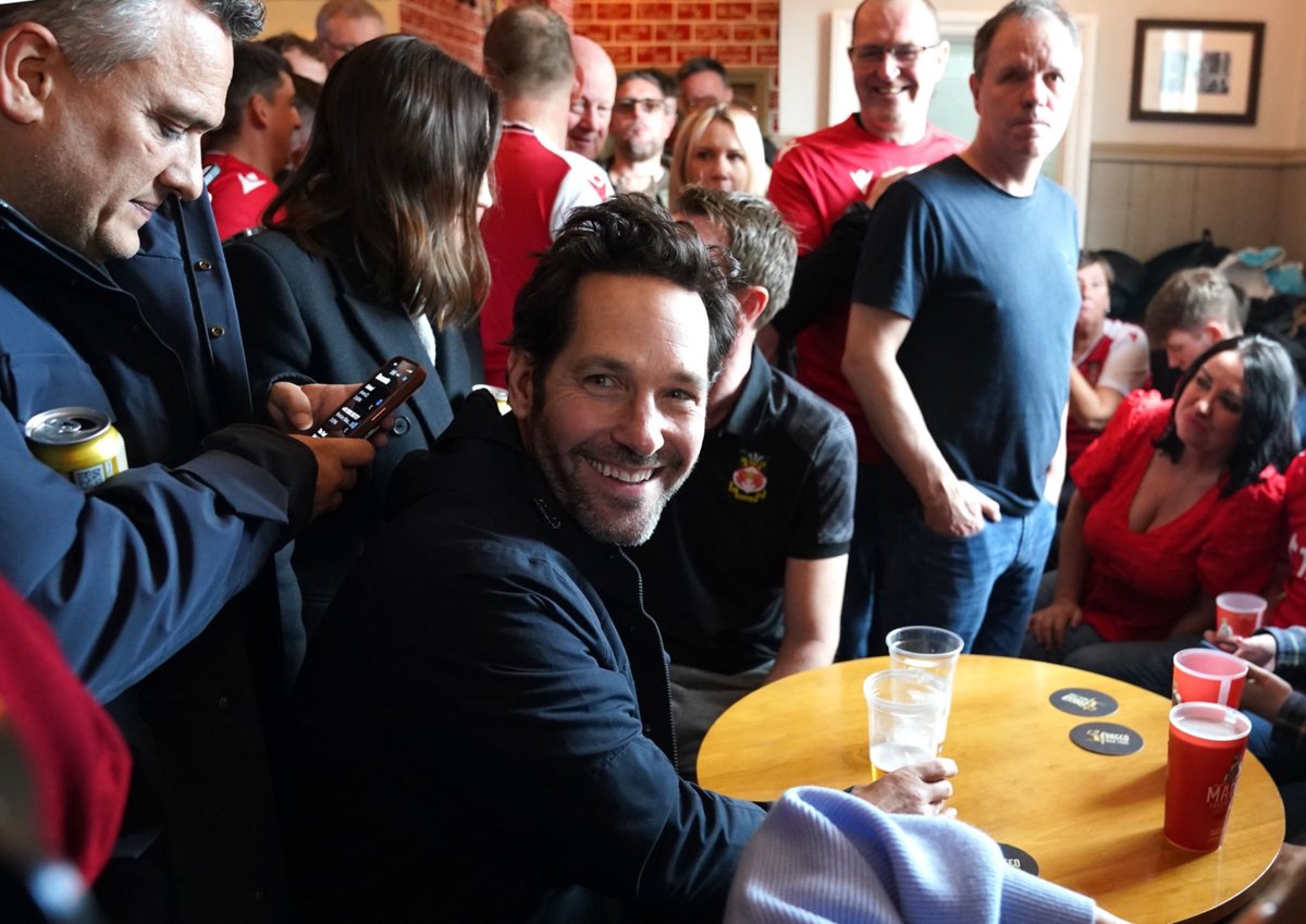 paulruddcom's tweet photo. Photos: Paul Rudd (joining @VancityReynolds &amp; @RMcElhenney) attends the "Wrexham vs Yeovil Town" Game https://t.co/GP34J24Ovc #PaulRudd https://t.co/rCL9cZbZnW