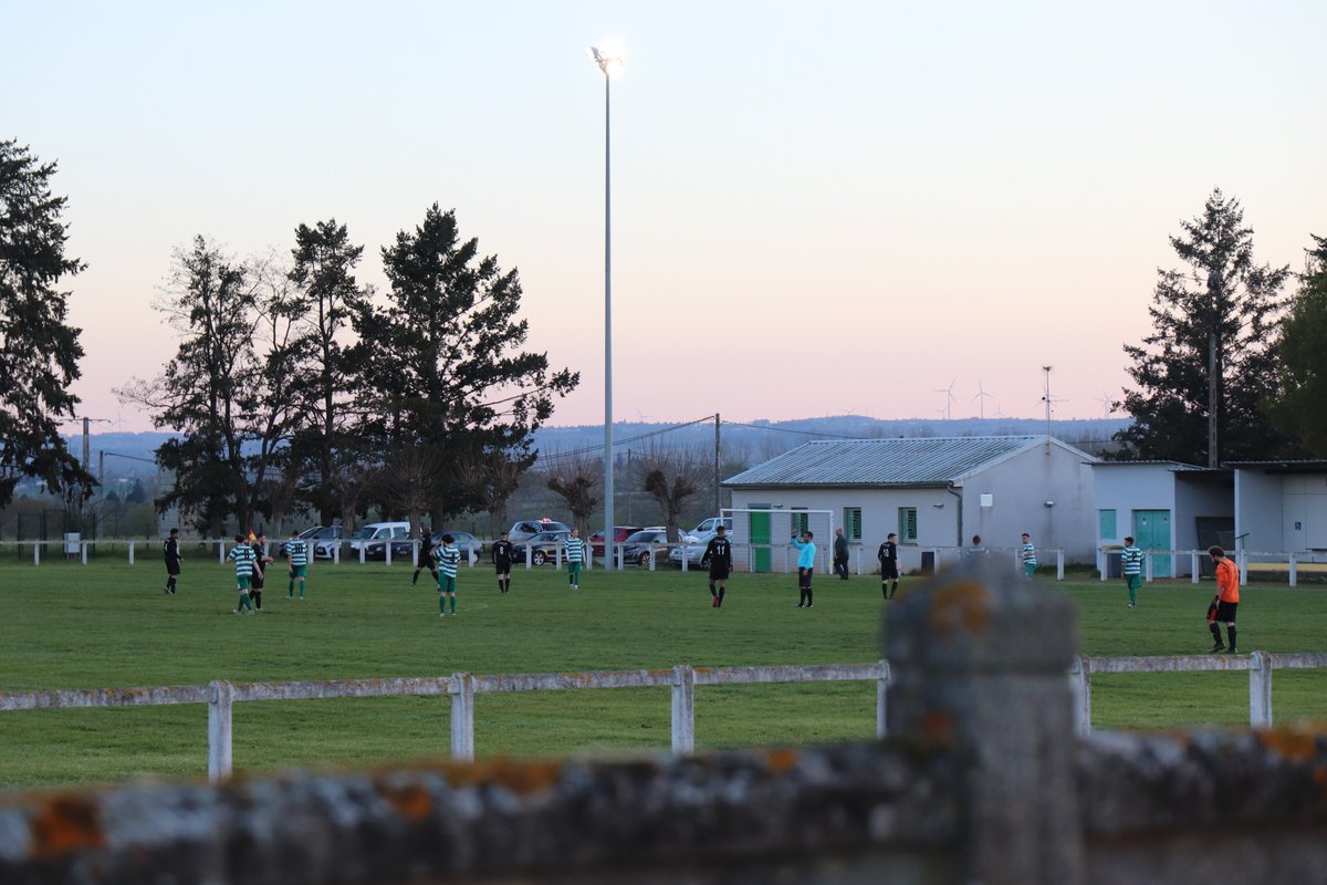 LoicDrd's tweet photo. Première expérience pour moi : regarder un match de district à huis clos, avec le fiston (en pyjama), depuis le toit de la voiture. https://t.co/Yc1cERG6fV