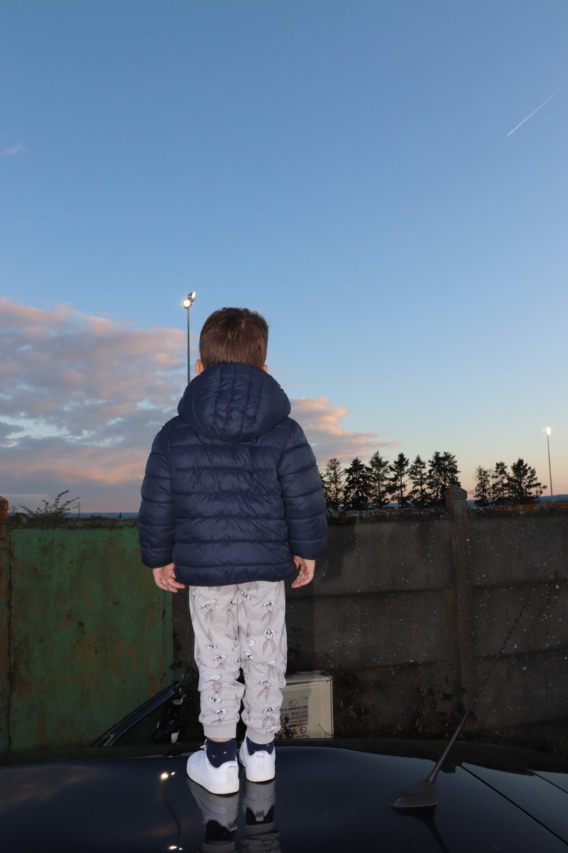 LoicDrd's tweet photo. Première expérience pour moi : regarder un match de district à huis clos, avec le fiston (en pyjama), depuis le toit de la voiture. https://t.co/Yc1cERG6fV