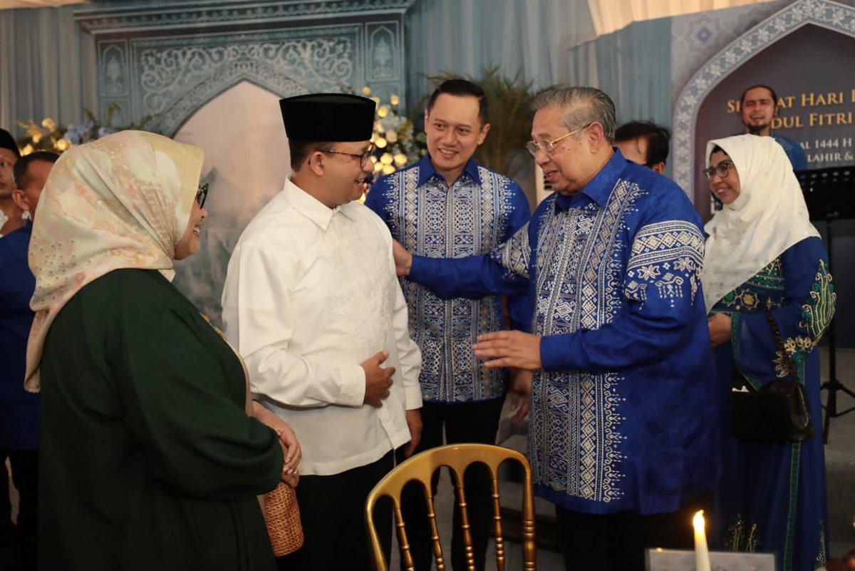 Alhamdulillah, tadi malam bersilaturahmi ke rumah Ketua Umum Partai Demokrat, Mas <a href="/AgusYudhoyono/">Agus Harimurti Yudhoyono (AHY)</a>, bertemu sekaligus mendengarkan cerita dan wejangan dari Pak <a href="/SBYudhoyono/">S. B. Yudhoyono</a>. Pertemuan yang begitu hangat, ditambah dengan hidangan khas lebaran dari tuan rumah yang semuanya enak....