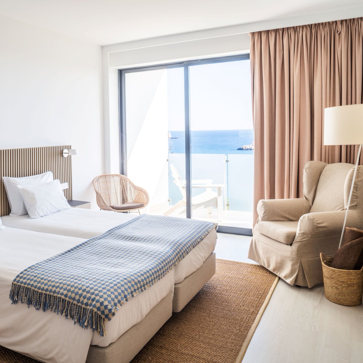 Waking up to the sound of the ocean and the salty sea breeze on your face is the perfect start to any day. The Memmo Hotel in Sagres, where we hold our Life Awareness Retreats, offers the ultimate seaside getaway, with views of the Atlantic and the coastline of the Algarve. 🌊