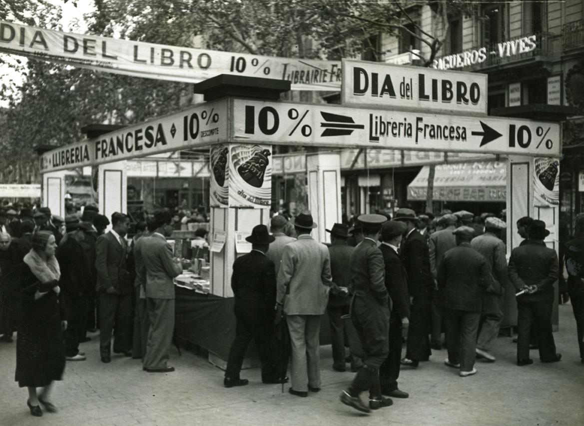 🐉 Bona diada de Sant Jordi!

🌹 Avui, roses i llibres: La flor simbolitza l’amor mentre que el llibre representa la #cultura. 

📗 El 23 d'abril és també el #DiadelLlibre (declarat per la UNESCO el 1955).    

📷 Fira de llibres a la Rambla del Centre. Pérez de Rozas, 1934 #AFB