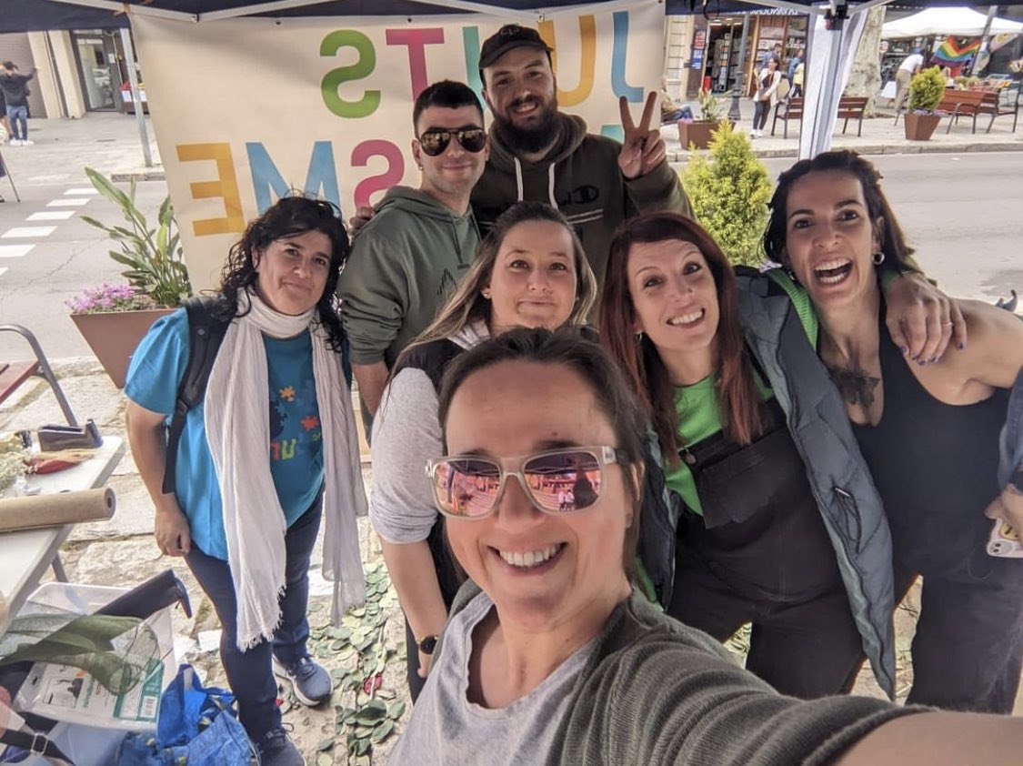juntsautisme's tweet photo. Feliç Sant Jordi! L’equip de #juntsautisme ja hi som a la Riera Bisbe Pol, devant la Plaça de l’Església amb les nostres #rosasolidaria amb l’#autisme Us esperem! 🌹🐲 #jousveig #somaqui #vivimjunts #SantJordi2023 https://t.co/pO9BYkKREd