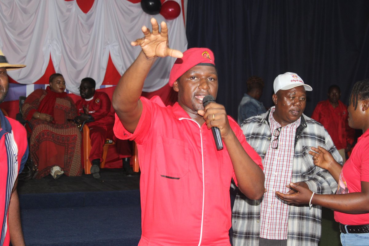 mdc263's tweet photo. #MidlandsSouth Assembly meeting
#MaYouthManyama
"Vechidiki lets desist from drug and substance abuse. We are not going to be leading this country from the graveyards tafa nemadrugs."- Commander Albert Chidakwa https://t.co/L2td1IawEM