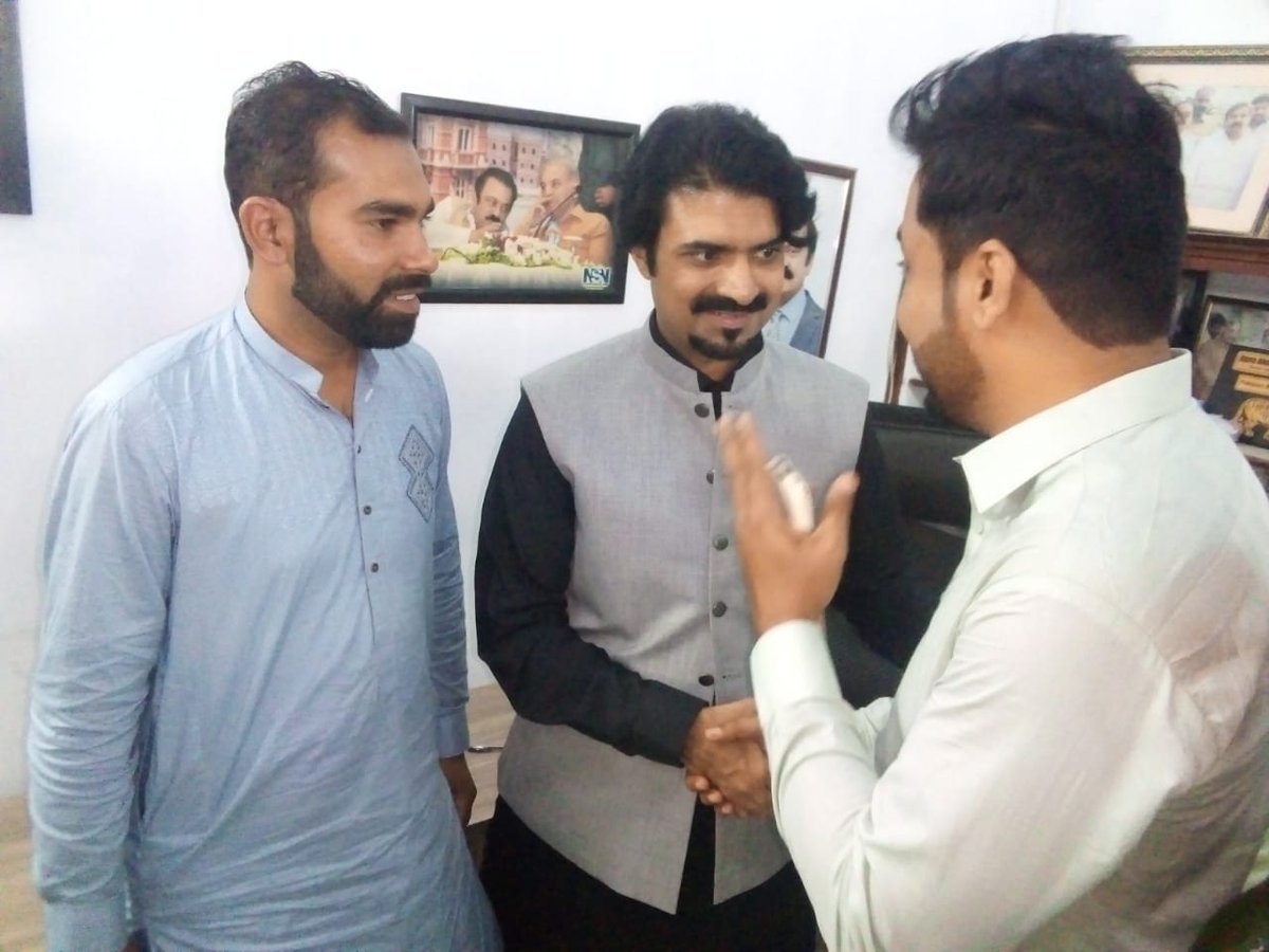 LMalikpmln's tweet photo. فیصل آباد، مرکزی سینئر نائب صدر یوتھ ونگ جناب رانا احمد شہریار خاں صاحب سے ملک محمد شعیب اور رانا کاشف کی عید ملن پارٹی سیکرٹریٹ میں 

#TeamRSK 
#TeamRAS https://t.co/uyhuLOKznW