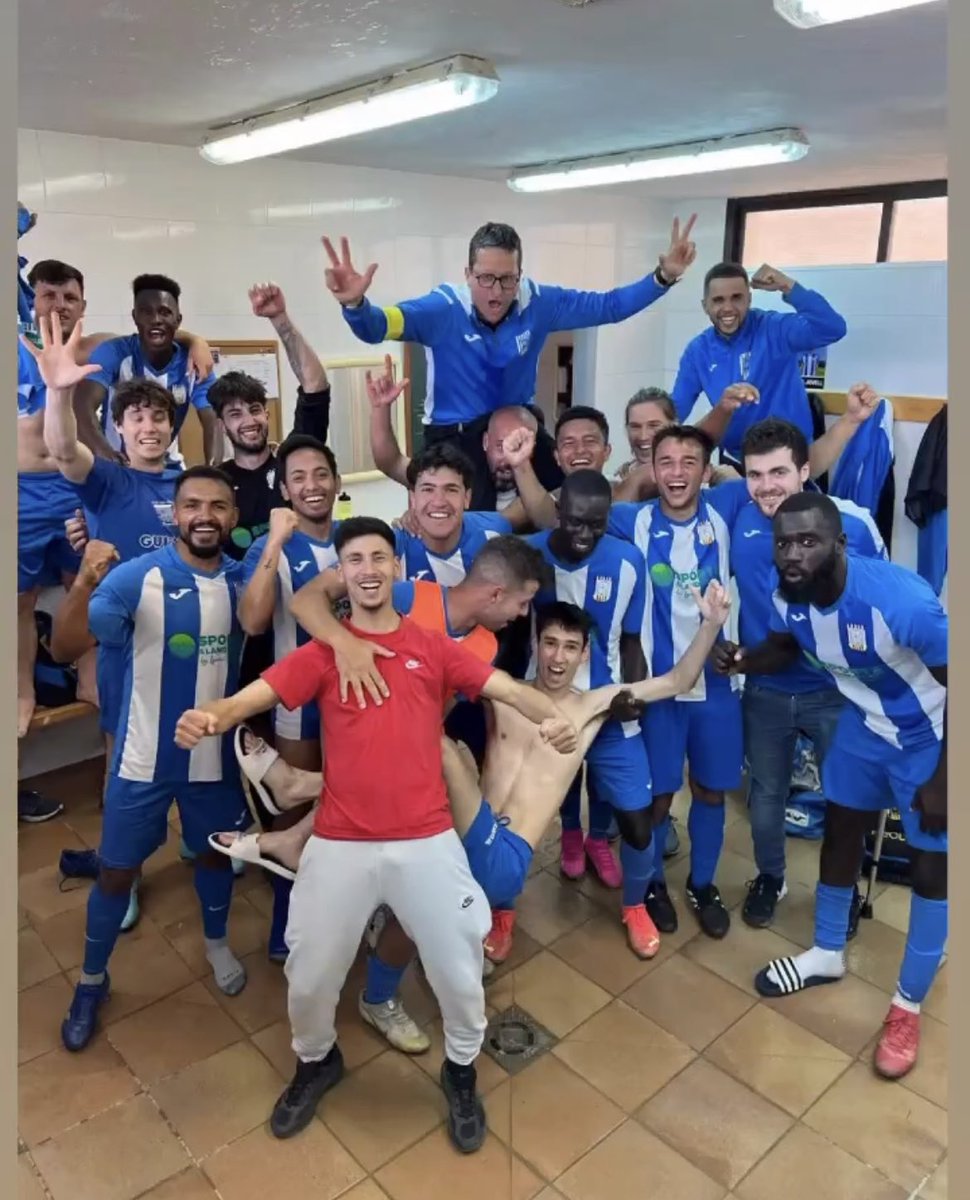 UEVvaAguda's tweet photo. 3 punts més i importants amb la victòria d’avui de la @UEVvaAguda contra l’Ivars d’Urgell CE. 🔵⚪️🔵⚪️🔵⚪️
Amb gols de Pol Colillas i de Moussa! ⚽️
Som-hi equip! ✊🏻✊🏻
Amunt, amunt Vilanova!!!
#3cat15 #AmuntVilanova #UEVvaAguda #futbol #futcat #futbolcat #VilanovadelAguda https://t.co/TCxsqg8ZNO