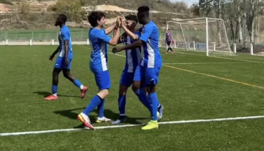 UEVvaAguda's tweet photo. 3 punts més i importants amb la victòria d’avui de la @UEVvaAguda contra l’Ivars d’Urgell CE. 🔵⚪️🔵⚪️🔵⚪️
Amb gols de Pol Colillas i de Moussa! ⚽️
Som-hi equip! ✊🏻✊🏻
Amunt, amunt Vilanova!!!
#3cat15 #AmuntVilanova #UEVvaAguda #futbol #futcat #futbolcat #VilanovadelAguda https://t.co/TCxsqg8ZNO