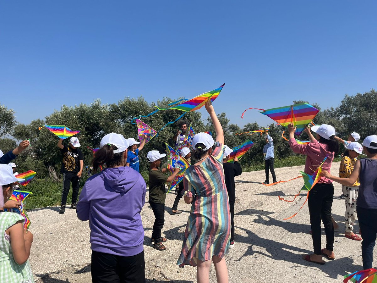 ErisimDestek's tweet photo. Erişim Destek Derneği (EDD) olarak, çocukların yaşamlarını güvende ve mutlu bir şekilde sürdürebilmeleri için Hatay’ın köylerinde çocuklarla bir araya gelmeye, birlikte  iyileşmeye devam ediyoruz.
 #birlikteiyilesiyoruz #EDD https://t.co/cmaoMZfURx