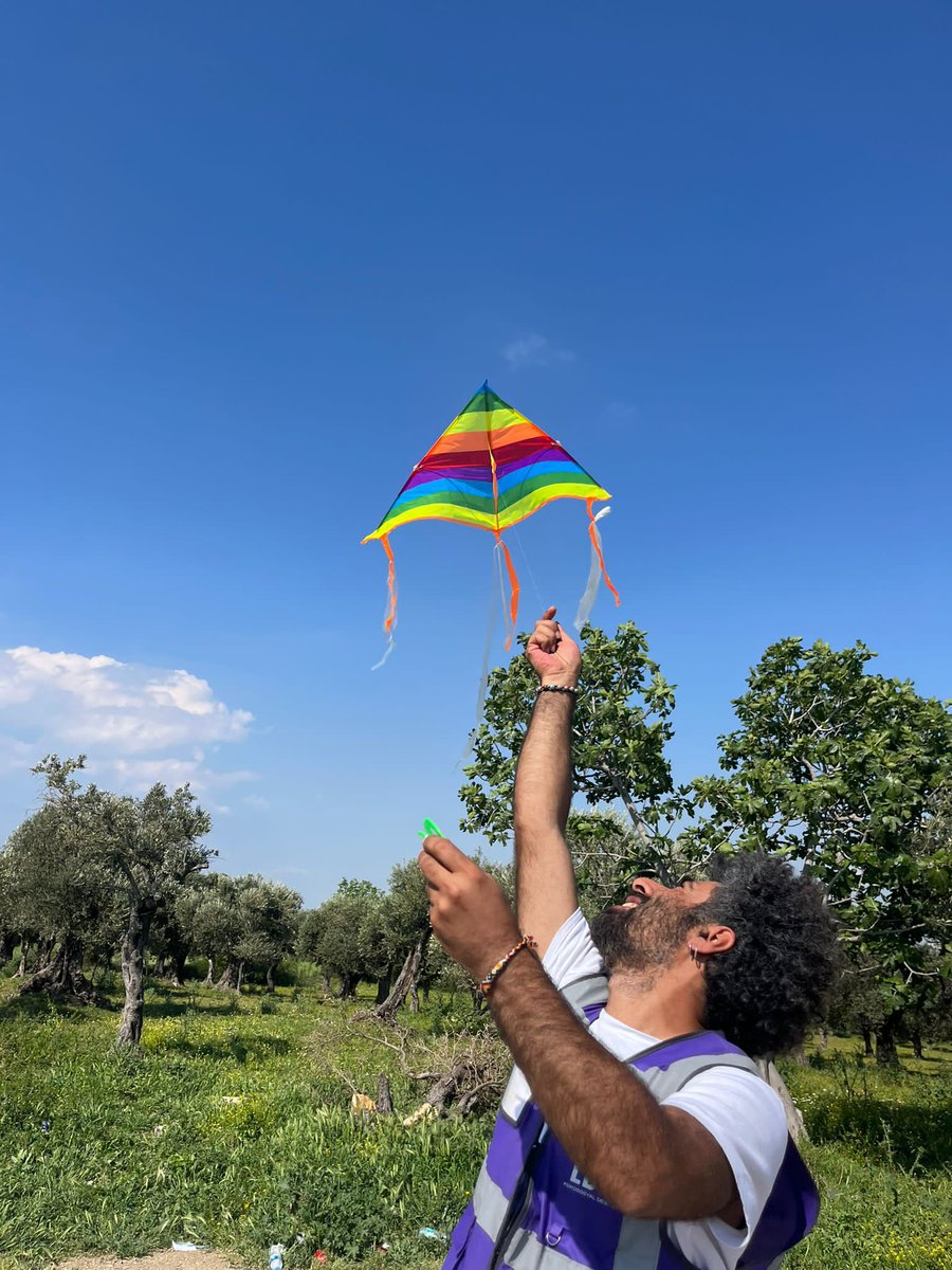 ErisimDestek's tweet photo. Erişim Destek Derneği (EDD) olarak, çocukların yaşamlarını güvende ve mutlu bir şekilde sürdürebilmeleri için Hatay’ın köylerinde çocuklarla bir araya gelmeye, birlikte  iyileşmeye devam ediyoruz.
 #birlikteiyilesiyoruz #EDD https://t.co/cmaoMZfURx