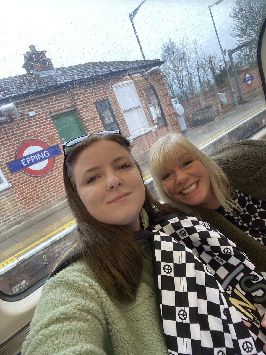AlsoKenty's tweet photo. First time seeing @paramore with mum > 4th time seeing paramore with mum. 13 years later ❤️ https://t.co/fINqXGOqY4