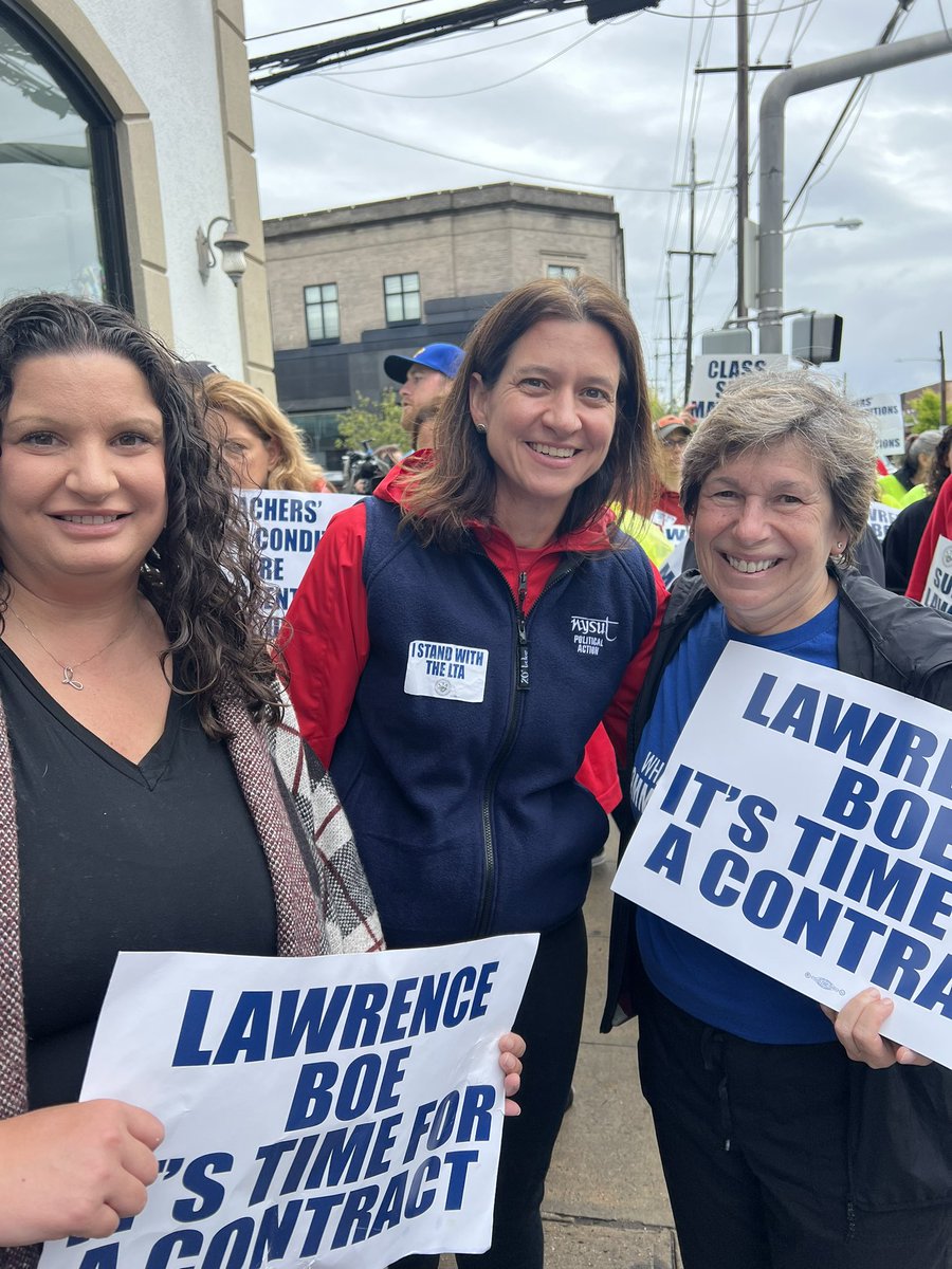 #laborwomen showing up to support Lawrence Teachers Association fight for a #faircontract @nysut @rweingarten @MelindaJPerson @JCiffone @mspetter