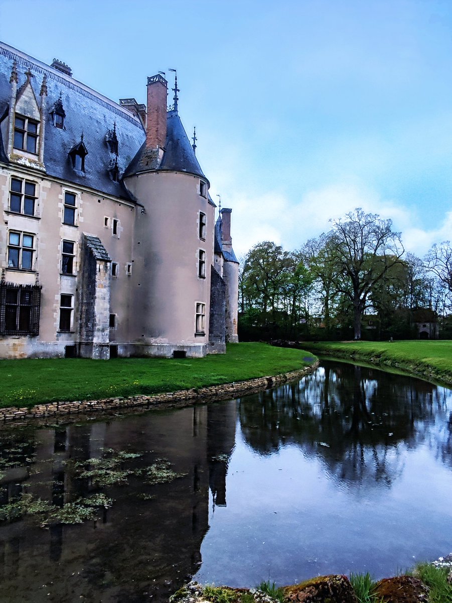 Squirelito's tweet photo. Comme un dimanche au château de Meillant 🏰
#meillant #departementducher #routejacquescoeur #berry #berryprovince #chateau #patrimoine #histoire https://t.co/PW0KqOrUPx