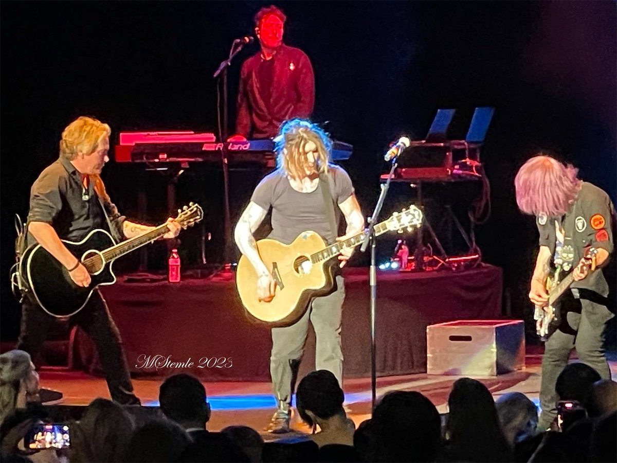 phxrising125's tweet photo. Great time last night at the #blackandredgala to benefit #hartfordhospital #helenandharrycancercenter at #thebushnell with a performance by the @googoodolls @johnrzeznikGGD @RobbyTakac #cancersucks @absolutegoo https://t.co/G8689nPIBj