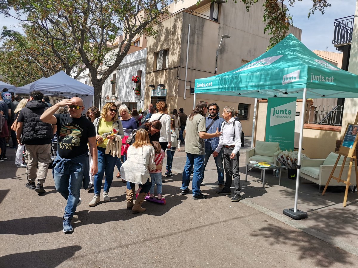 JuntsViladecans's tweet photo. Estem al carrer Sant Joan, celebrant la diada de Sant Jordi, festa reivindicativa de la cultura catalana.. de les 10h a les 20h.
Vine, seu al sofà i llegeix una estona. @JuntsViladecans
@JuntsBaixLlob
#TocaElCor
#GaudeixSantJordi https://t.co/lXvjNVgyyi