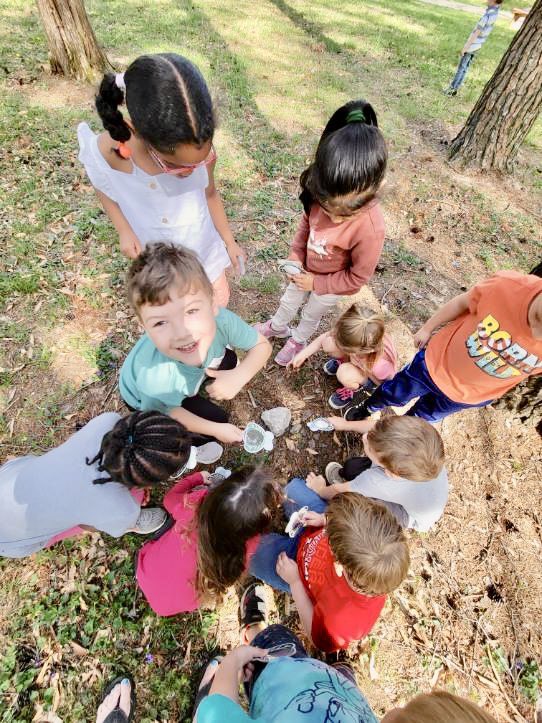 CarlenaSheeran's tweet photo. The #HCSPreschool scholars Arnold’s & Allen’s classes @RineyvilleE visited @BernheimForest on a field trip. 🌳 🐞 The #LittleRockets enjoyed petting Corny the Cornsnake, looking at bugs & visiting the Frog pond. 🐍 #HCSBetterTogether #FieldTripFun #MakingSchoolMemories #Nature https://t.co/njzHutbPLT