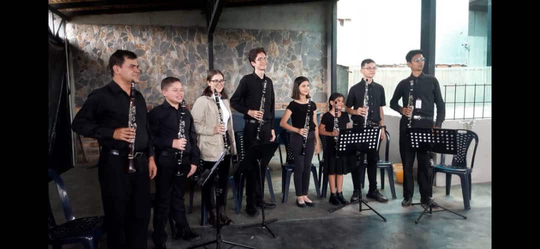 EMMAETachira's tweet photo. Maravillosa presentación de la Orquesta de Clarinetes del maestro Laudemar Rodriguez ⁦@EMMAETachira⁩ en el Auditorio de la Institución. El pasado viernes 21/04/2023 a las 2 pm. Felicitaciones artistas. ⁦@DCETachira⁩ https://t.co/rvOR168HYs