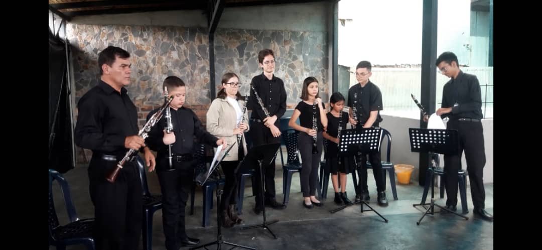 EMMAETachira's tweet photo. Maravillosa presentación de la Orquesta de Clarinetes del maestro Laudemar Rodriguez ⁦@EMMAETachira⁩ en el Auditorio de la Institución. El pasado viernes 21/04/2023 a las 2 pm. Felicitaciones artistas. ⁦@DCETachira⁩ https://t.co/rvOR168HYs