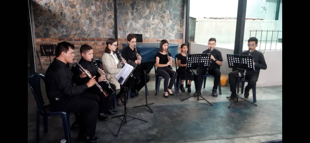 EMMAETachira's tweet photo. Maravillosa presentación de la Orquesta de Clarinetes del maestro Laudemar Rodriguez ⁦@EMMAETachira⁩ en el Auditorio de la Institución. El pasado viernes 21/04/2023 a las 2 pm. Felicitaciones artistas. ⁦@DCETachira⁩ https://t.co/rvOR168HYs