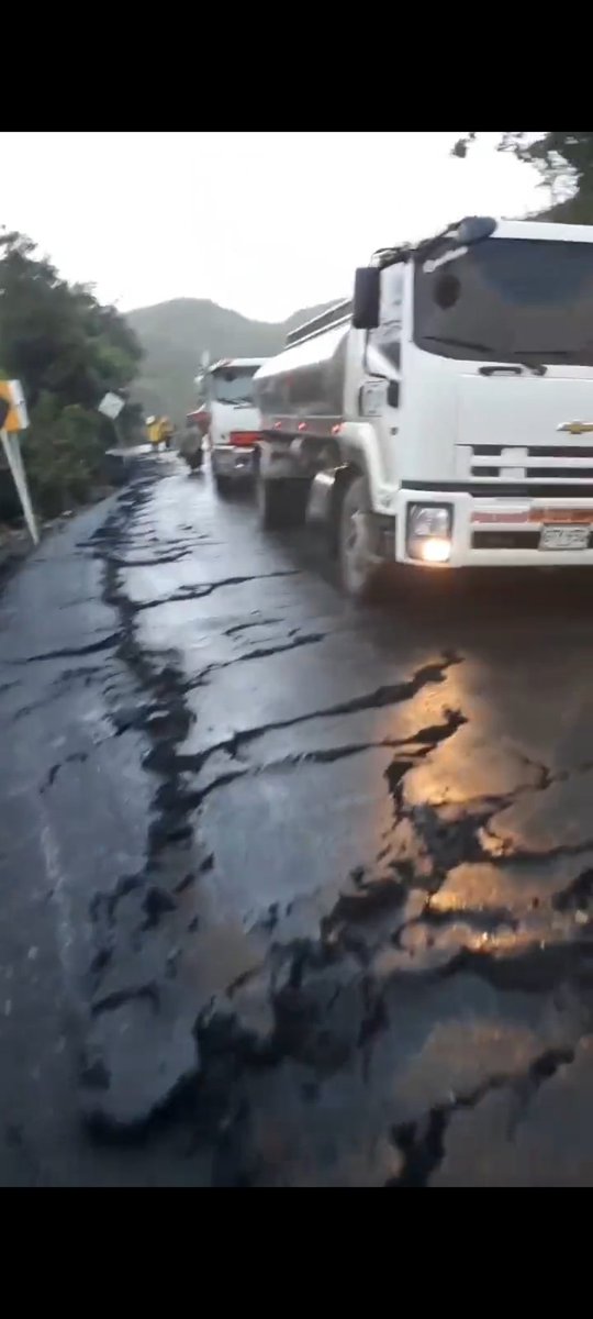 Agro_Farmer100's tweet photo. Estamos de acuerdo todos, en que el logro más grande de @petrogustavo en casi 9 meses de gobierno, ha sido la carretera que solo duró buena 4 días?
No veo que más haya hecho este inepto hpta. https://t.co/G07EcCaXrS