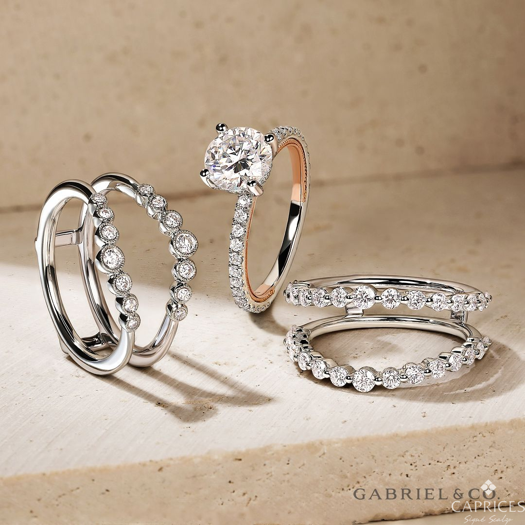 Rendez votre anniversaire encore plus spécial avec un superbe rehausseur de diamant Gabriel &amp; Co. Découvrez maintenant notre collection de rehausseurs de diamants chez Caprices Signé Scalzo. 💍✨💖 #GabrielAndCo #RehausseurDeDiamant