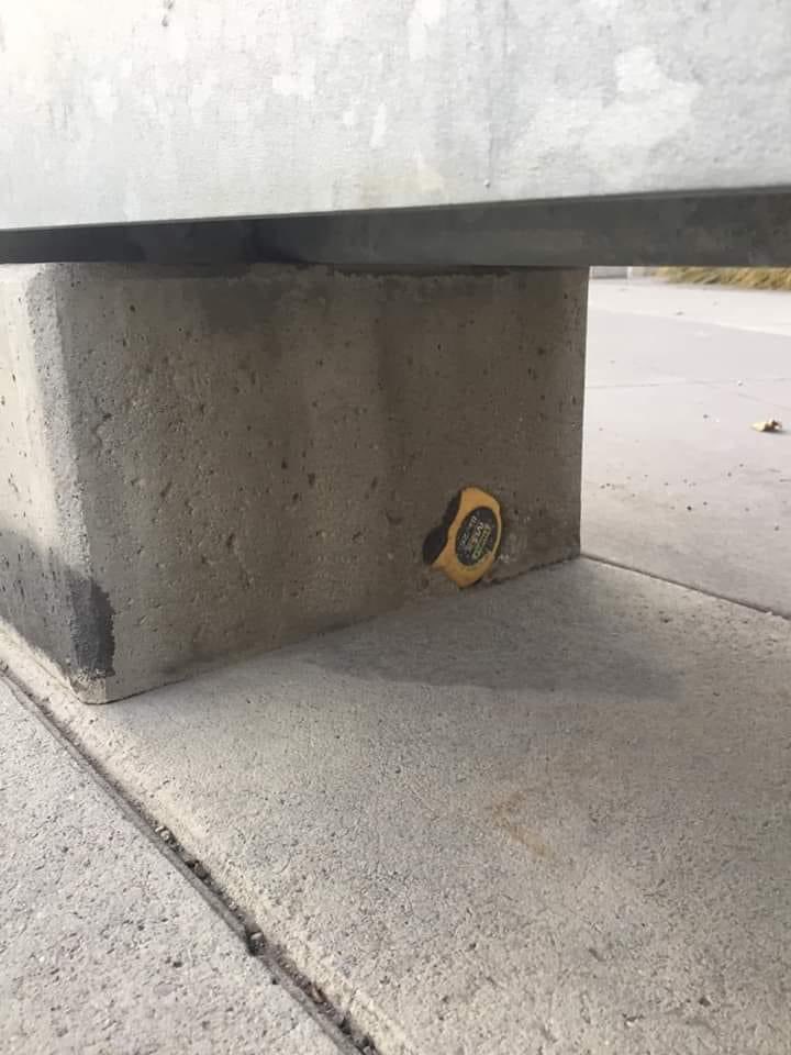 peachtown24's tweet photo. Cuenta la historia que solo un albañil puro de corazón podrá sacar la cinta métrica y convertirse en rey de los albañiles. https://t.co/JJrxQmE3em