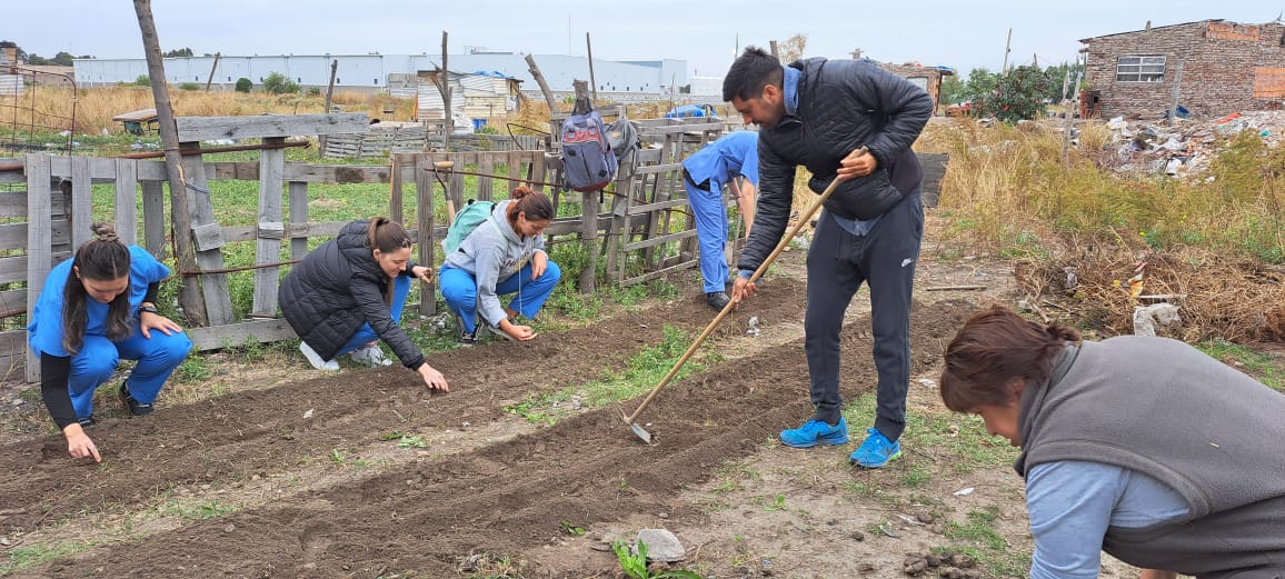 Val_Fabian's tweet photo. El equipo de #HuertasDeLaCiudad de @MunicipioBahia y alumnos de @ucalp trabajaron en huerta de #APuroCorazon❤️.

Fortaleciendo el vinculo con instituciones privadas y vecinos q se acercaron al espacio.
#Cerca🙌

#Trasplante #Riego💧#Motocultivador #BajoRondeau

@Centenojulietam https://t.co/UDmb6oWeCZ